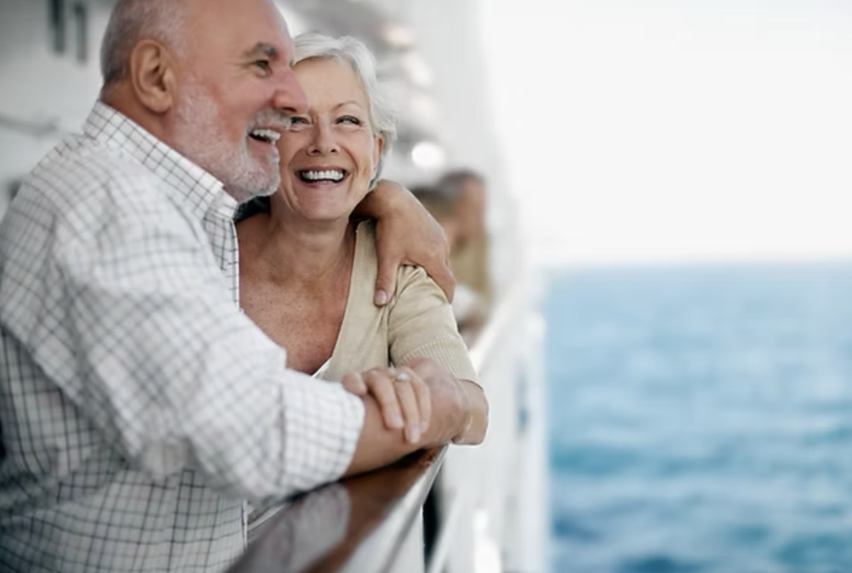 Ehejubiläum eines älteren Pärchens auf einem Schiff